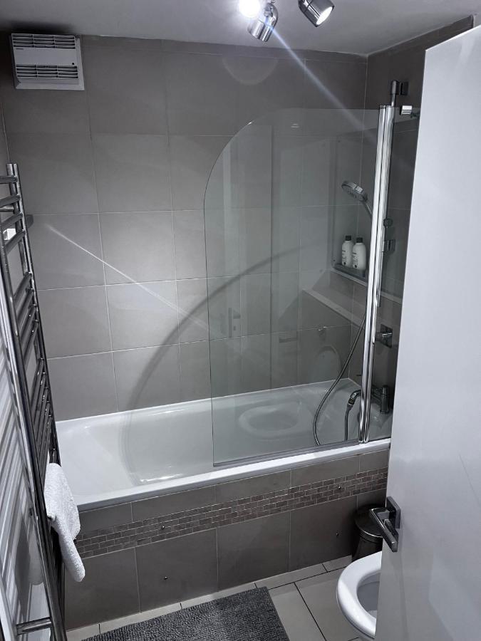 Hyde Park Great For Families 2beds & 2baths Flat Fantastic Location! Апартаменты *